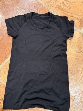 Black Short Sleeve Lululemon size 6